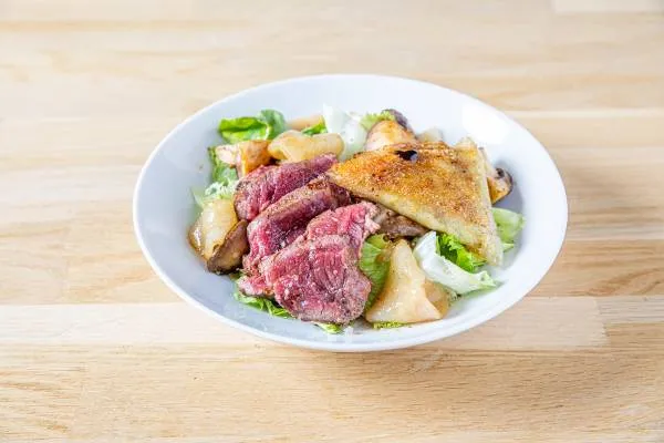 Image recette Salade gourmande au boeuf et son croustillant roquefort noix