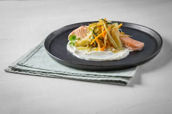Image recette Filet de saumon poêlé au chou-rave et salade de fenouil, sauce vierge aux olives noires