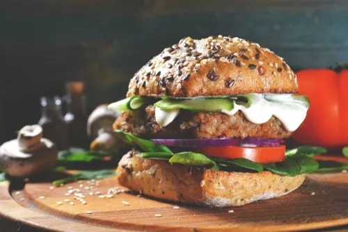 Le Burger végétarien et pommes grenailles au thym