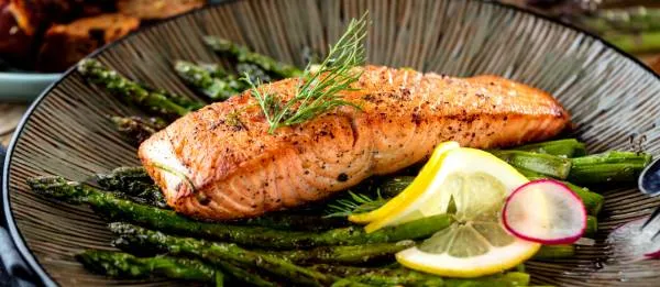 Image recette Dos de saumon à l'unilatérale, tagliatelle d'asperges blanches et pesto de roquette