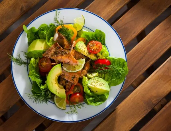 Image recette Salade fraîcheur de truite fumée, mangue et avocat