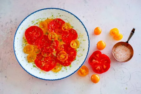 Image recette Carpaccio de tomates d'antan et pain grillé