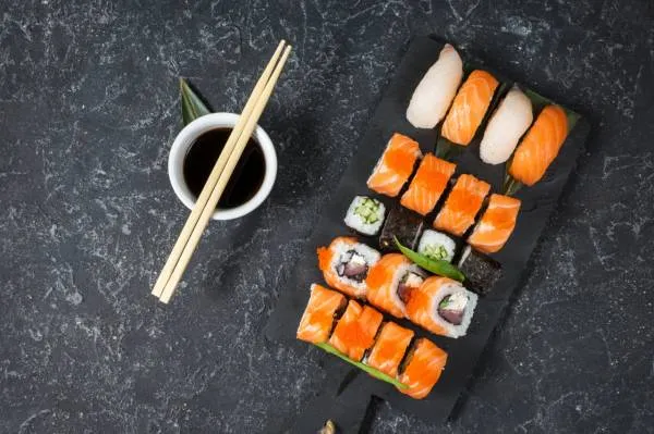 Image recette Sushi de saumon au gingembre mariné et wasabi