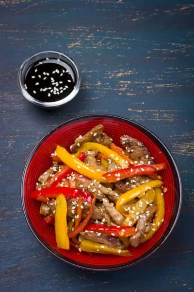 Image recette Wok de boeuf au sésame et piment d'Espelette, lamelles de poivrons sauce soja