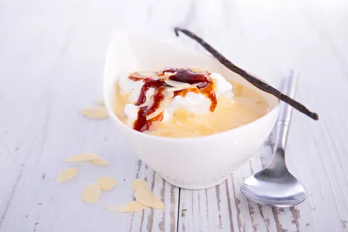 Image recette Oeufs à la neige coco, crème anglaise à la mangue