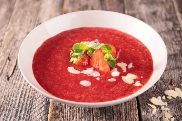 Image recette Soupe de fraises et rhubarbe à la verveine, crumble d'amarettis