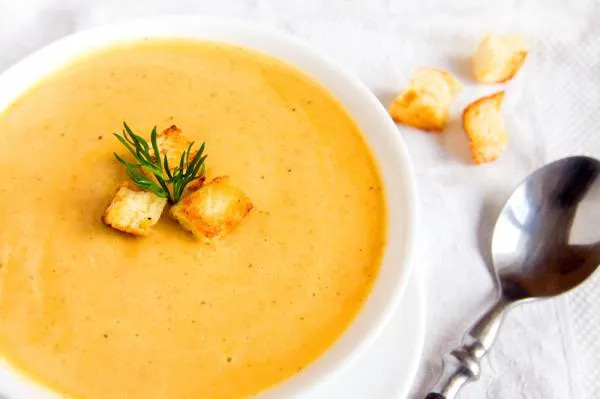 Velouté de lentilles et poireaux créance, croquette de Salers