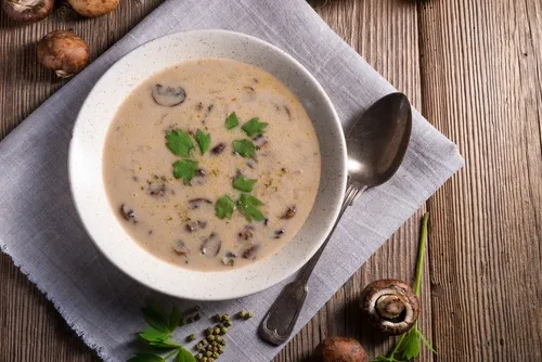 Image recette Crème de champignons de Paris, écume au lard fumé et pignons de pin