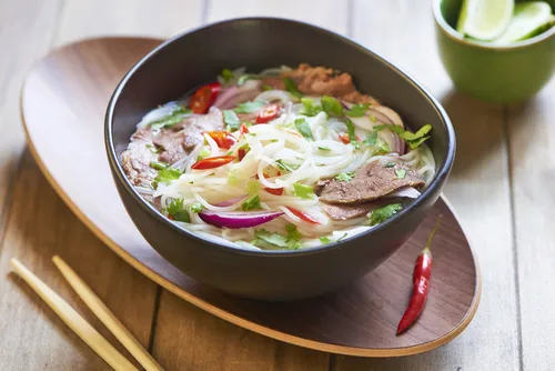 Image recette Phô vietnamien au bouillon de poulet et champignons shiitakés