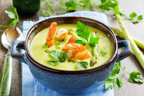 Crème d'asperges rafraîchie, gambas au piment d'Espelette