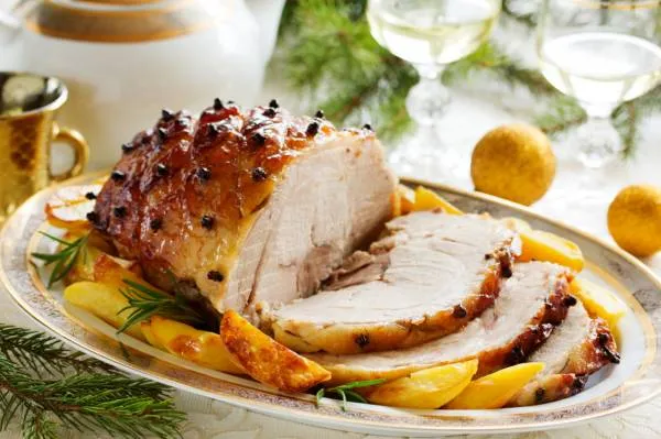 Image recette Filet mignon de porc laqué aux épices du trappeur, abricots au romarin et grenailles confites