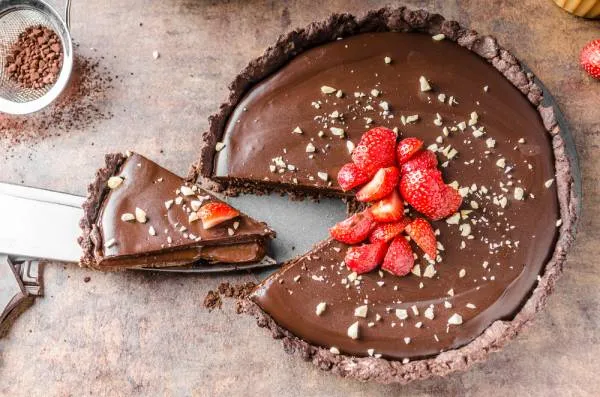 Image recette Entremet tout chocolat à la crème au chocolat épicée, glaçage chocolat noir et coulis de fruits rouges