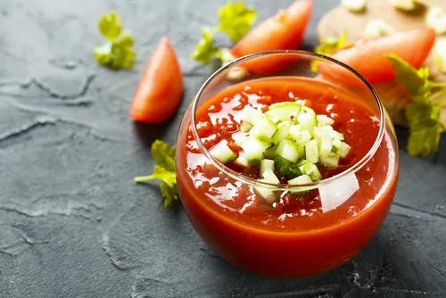 Salade de pâtes au gaspacho de tomate et concombre en gros