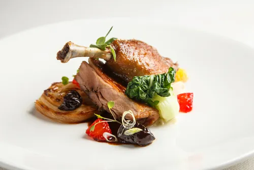 Image recette Magret de canard rôti au vin rouge, chou vert, champignons au foie gras