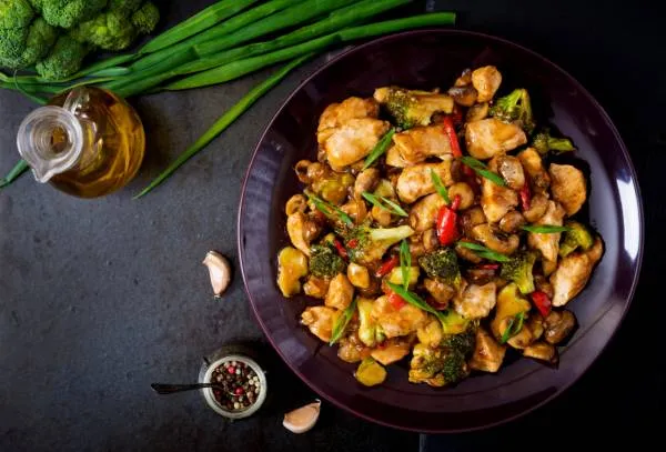 Image recette Volaille à l'asiatique, wok de légumes au sésame