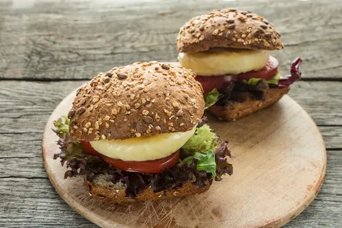 Burger de boeuf au crottin de Chavignol, compotée d'oignons et lard croustillant