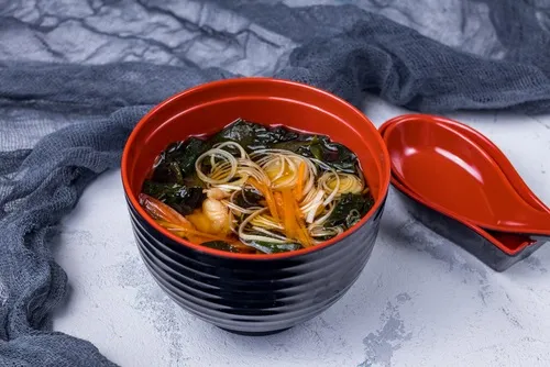 Image recette Soupe de miso au saumon, carottes et oignons nouveaux