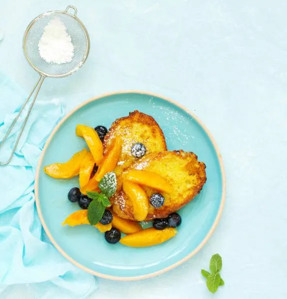 Brioche en pain perdu, abricots caramélisés au miel et thym de Provence