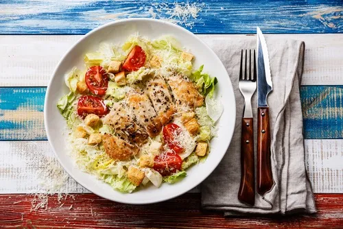 Image recette Salade César à la volaille, sauce tiède Parmigiano Reggiano