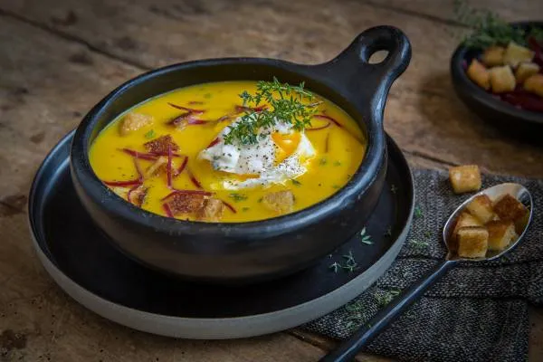Image recette Soupe de potiron, orange et thym, viande de grison, œuf de caille et petits croûtons à l'huile d'olive