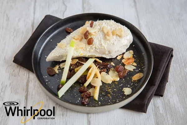 Image recette Filet de volaille coco-curry, pommes, amandes et raisins secs avec le micro-ondes Jet Chef Whirlpool
