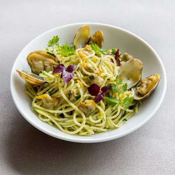 Image recette Spaghettis verde alle vongole aux coques et palourdes.