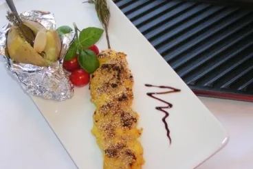 Image recette Brochettes de volaille marinées au yaourt de brebis et curcuma, pommes de terre rôties
