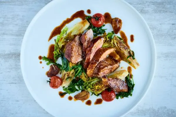 Steak de paleron laqué au jus de pot-au-feu, mini-légumes à pot-au