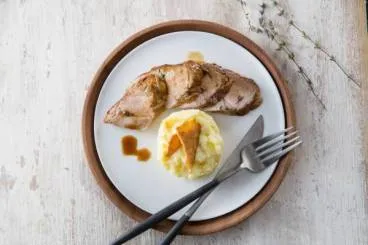 Image recette Quasi de veau rôti au thym, purée grand chef et nougatine d'ail 