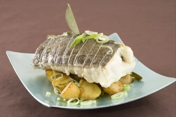 Image recette Filet de Skrei comme un rôti au laurier, pomme de terre sautées aux oignons nouveaux