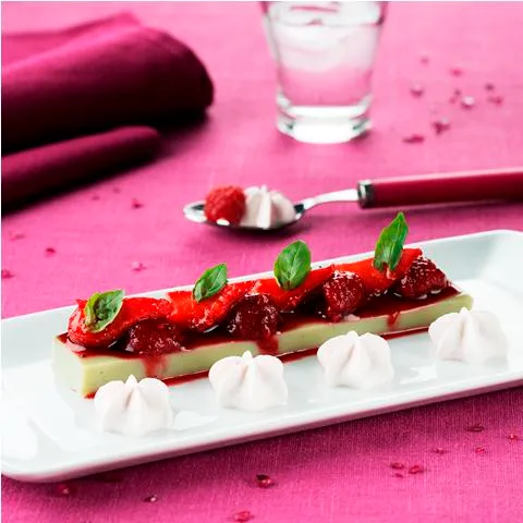 Image recette Fraicheur de fraise au basilic, mousse légère de framboise