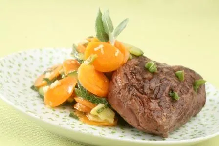 Image recette Pavé de boeuf piqué à la sauge, carottes et courgettes fondantes au gingembre