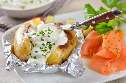 Image recette Pommes de terre à la cendre, sauce yaourt et saumon fumé