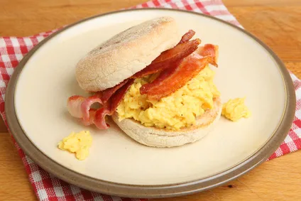 Image recette Muffin anglais œufs brouillés et bacon