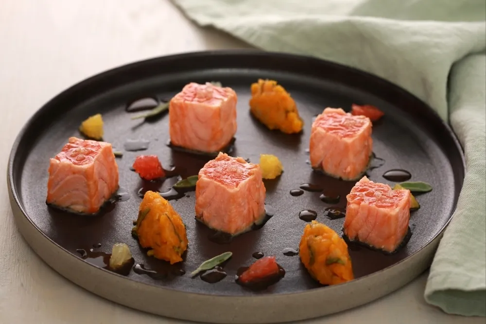 Image recette Mi-cuit de saumon aux agrumes, chutney de potiron miel et sauge