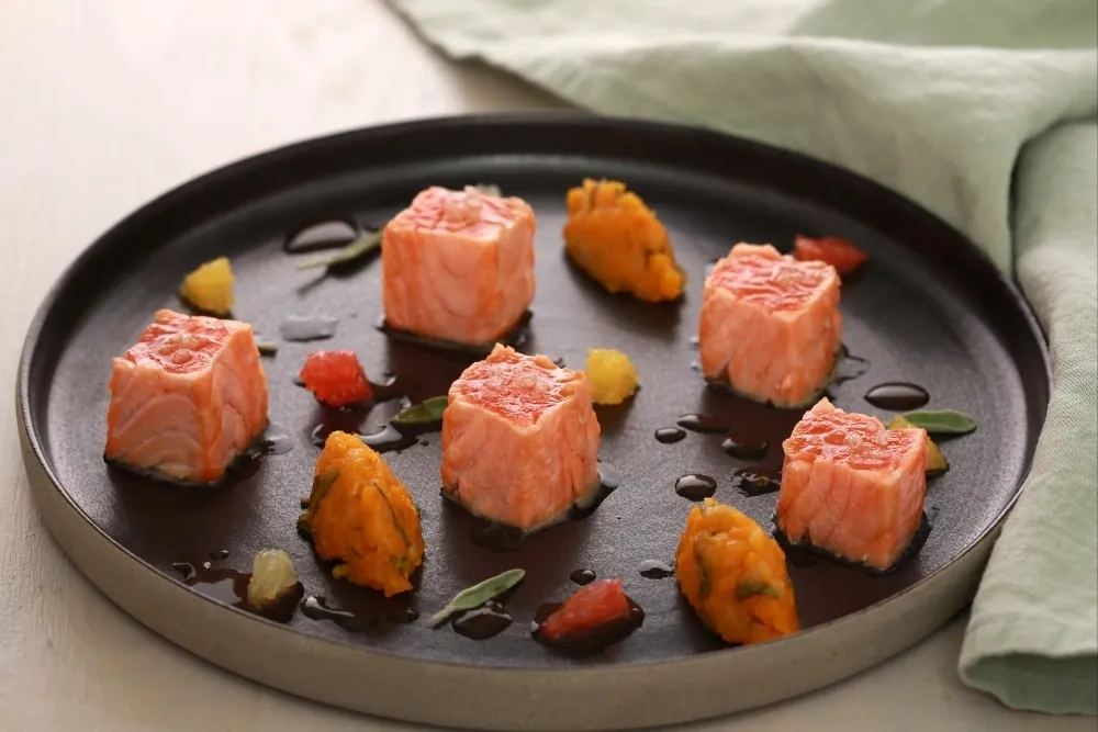 Recette mi-cuit-de-saumon-aux-agrumes-chutney-de-potiron-miel-et-sauge