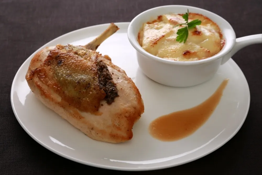 Image recette Suprême de volaille truffé, pommes de terre et céleri gratinés à la crème de parmesan