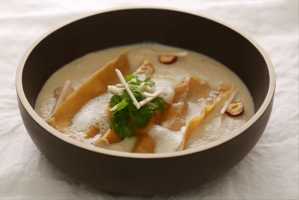 Recette Ravioles de foie gras à l'huile de truffe blanche, crème de  champignons aux noisettes, copeaux de parmesan