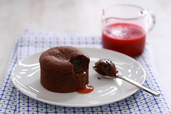 Image recette Fondant au chocolat, coeur de caramel au beurre demi-sel, coulis de framboises