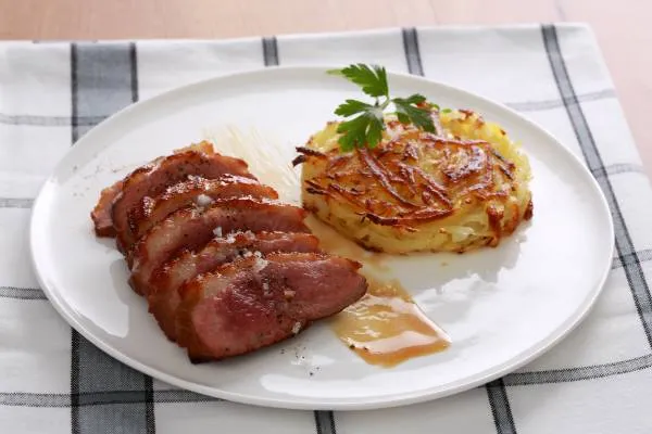 Image recette Filet de canette laqué à l’orange, râpé de pommes de terre et topinambours
