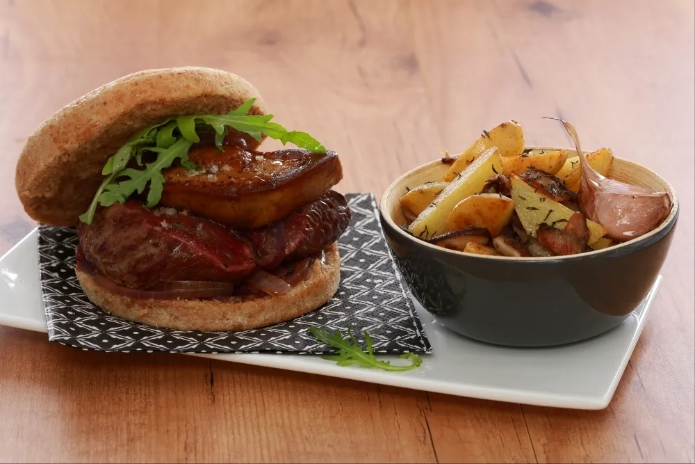 Image recette Burger façon Rossini, cocotte de grenailles et champignons aux aromates