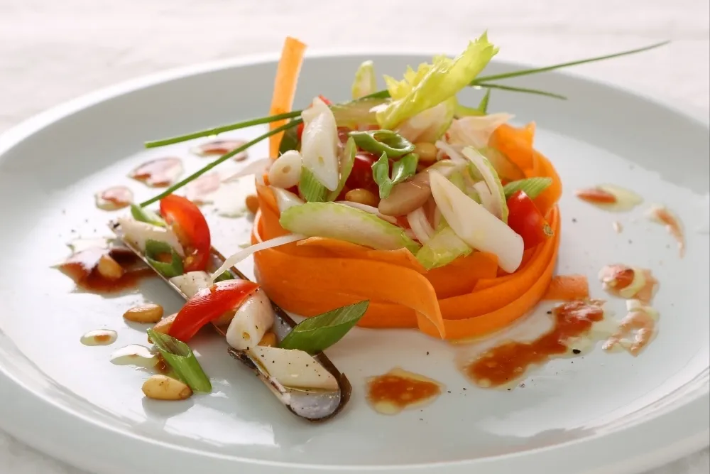Image recette Fricassée de couteaux, vinaigrette de légumes