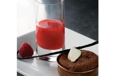 Image recette Moelleux au chocolat, crème chantilly, coulis de framboises