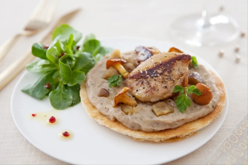Image recette Tarte fine de châtaignes, foie gras poêlé et salade de mâche