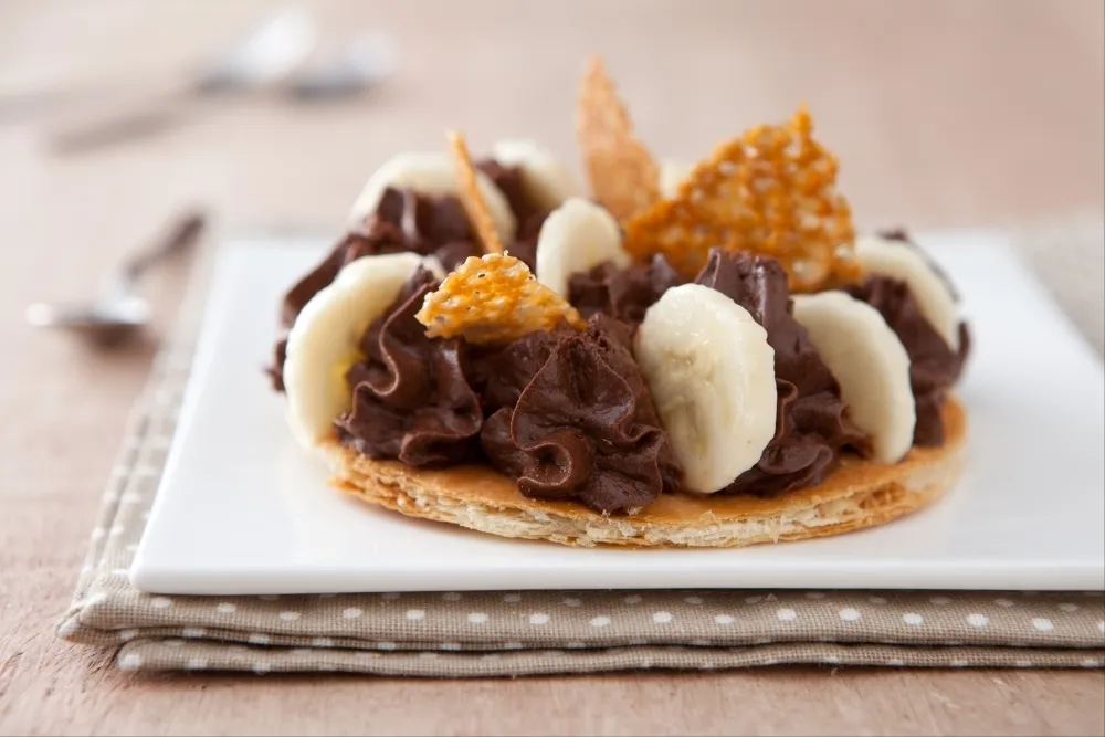 Image recette Tarte fine mousse au chocolat, bananes et éclats de tuile