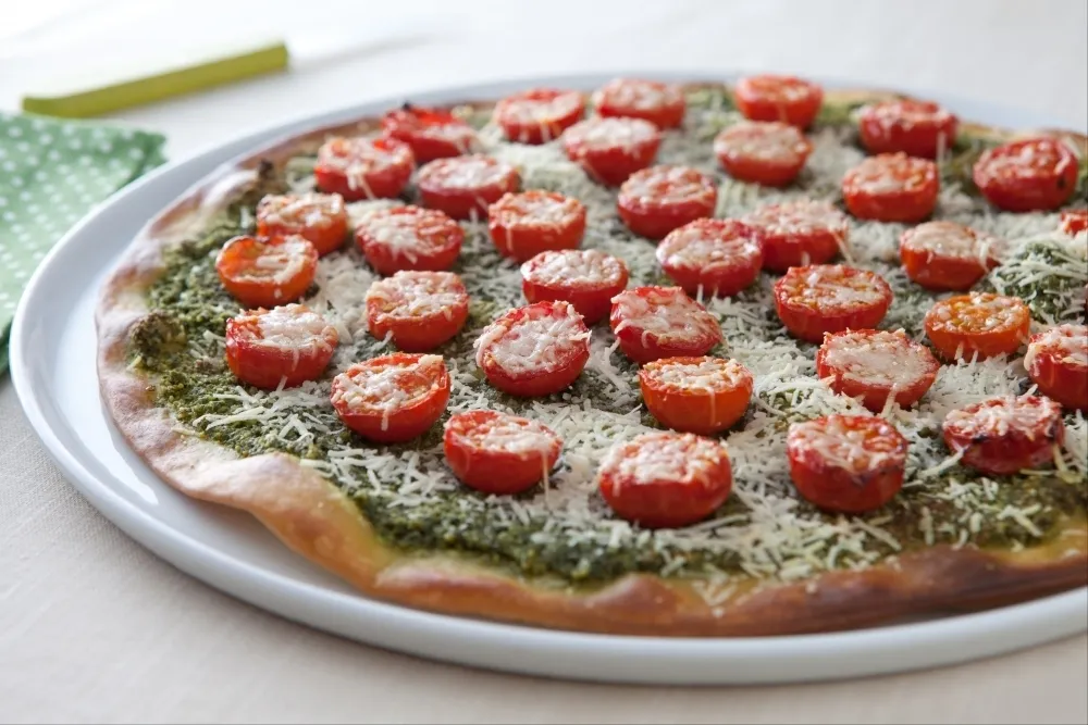 Image recette Pizza au pesto de roquette, tomates cerises et parmesan