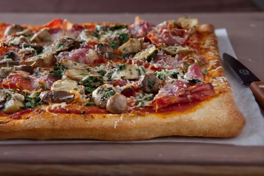 Image recette Pizza aux cèpes en persillade et jambon cru