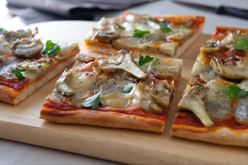 Image recette Pizza aux artichauts cuits et marinés, mozzarella
