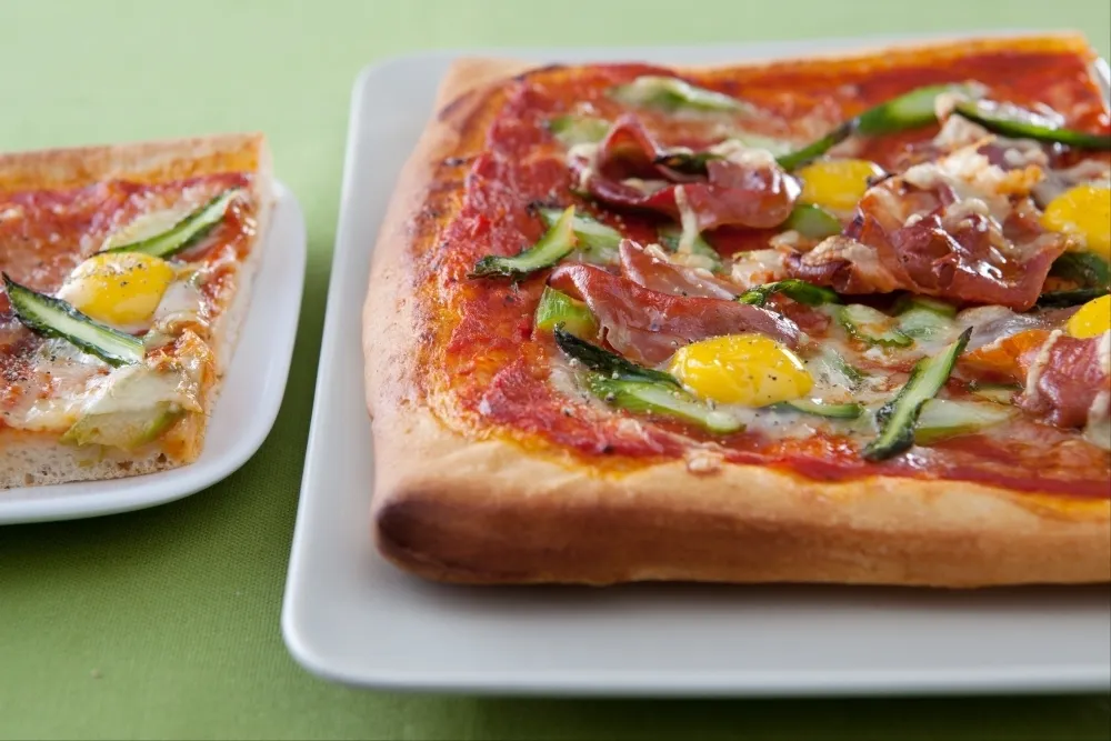 Image recette Pizza aux asperges, œufs de caille et jambon de Parme