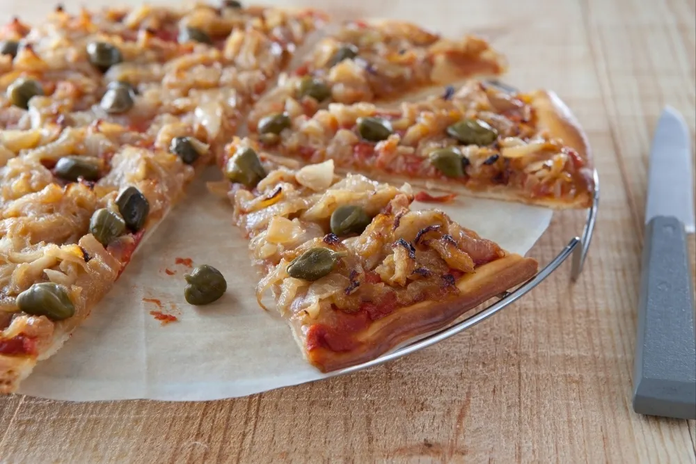 Image recette Pizza oignons confits et câpres